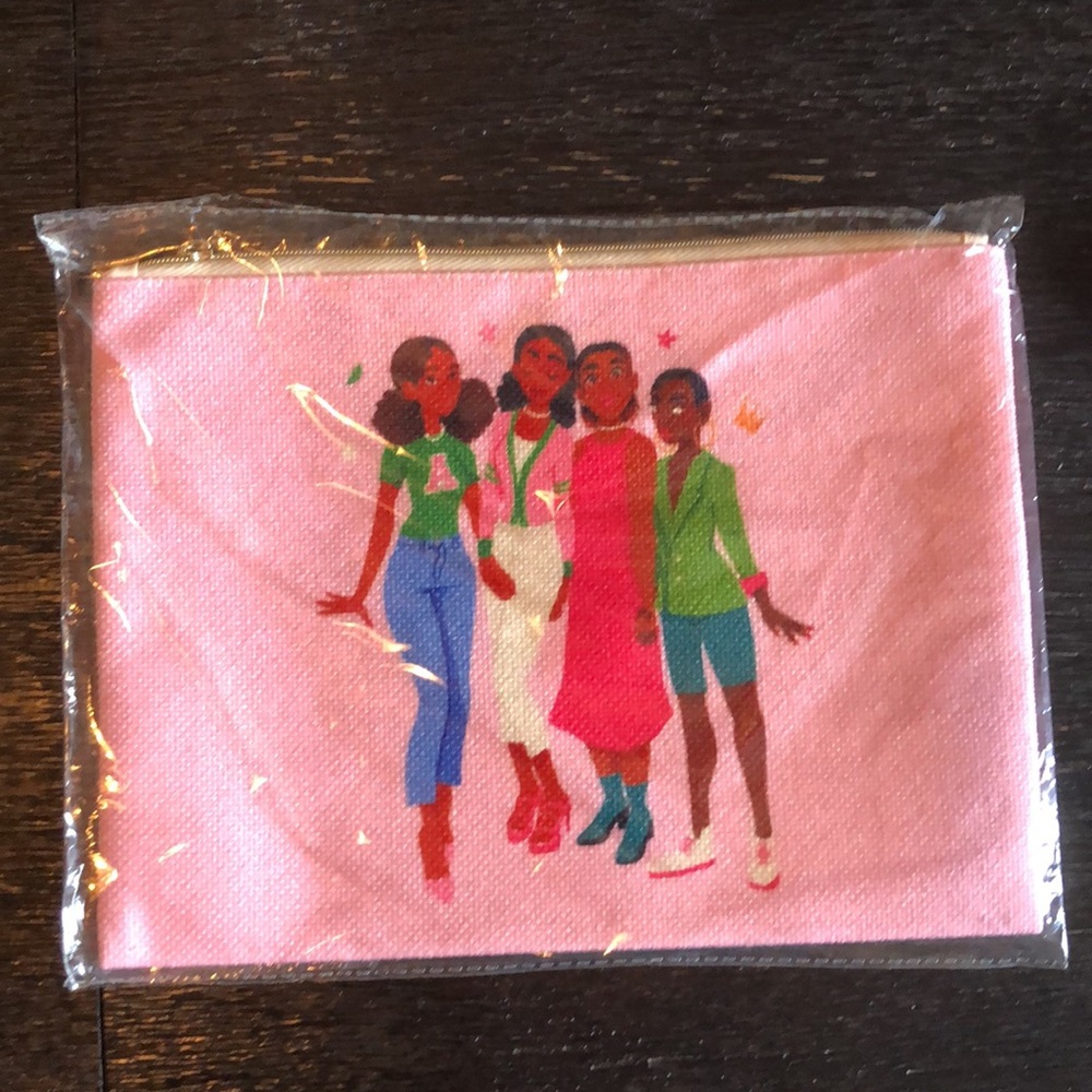 1 pencil case, 1 compact mirror, 1 small girl note pad, 1 leadership note pad - Picture 3 of 5